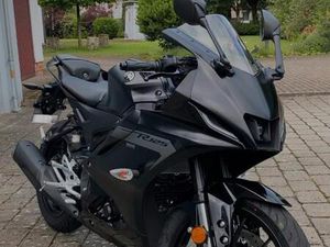 YAMAHA R125 SCHWARZ
