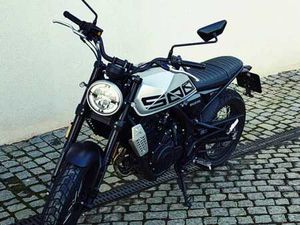 BRIXTON CROSSFIRE 500 X – STŘÍBRNÁ - PŘEDVÁDĚCÍ MOTOCYKL