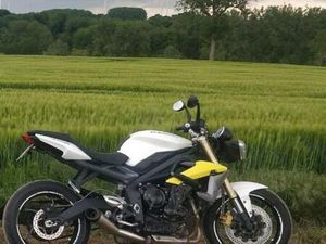 ② TRIUMPH STREET TRIPLE