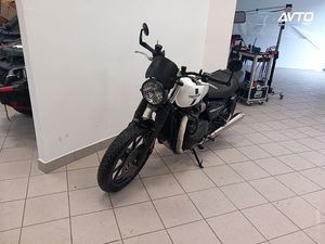 TRIUMPH STREET TWIN 900