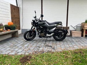 HUSQVARNA SVARTPILEN 125