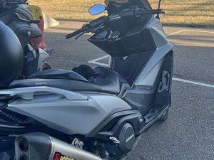 AK 550 KYMCO À DÉBATTRE
