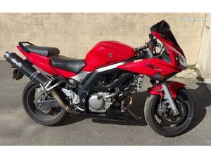 SUZUKI SV 650 S ROUGE – LIGNE HAUTE – PNEU NEUF – NOMBREUX ACCESSOIRES