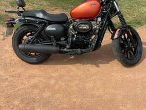 HYOSUNG GV 125 BOBBER 2022 – ENTRETIEN SUIVI – TRÈS PROPRE