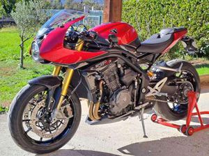 TRIUMPH SPEED TRIPLE 1200 RR ROSSO