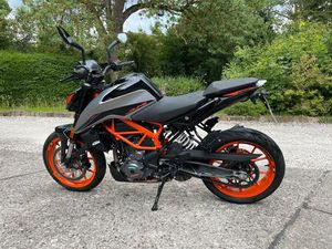 KTM DUKE 390 IN NEUWERTIGEM ZUSTAND