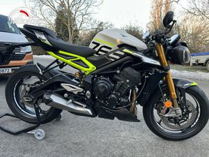 TRIUMPH STREET TRIPLE RS MOTO2