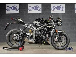 ② TRIUMPH STREET TRIPLE RS - 6.700 KM