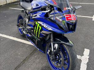 YAMAHA R7