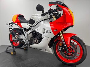 YAMAHA XSR 900 GP *AKRAPOVIC *VIEL ZUBEHÖR *NEUWERTIG