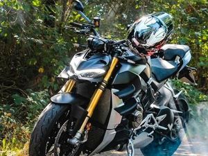 DUCATI STREEFIGHTER V4 S BLACK STEALTH