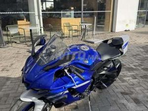 YAMAHA R1
