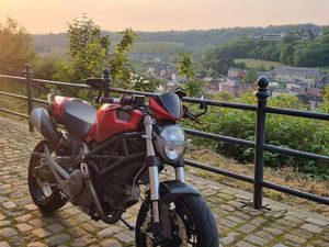 ② DUCATI MONSTER 696