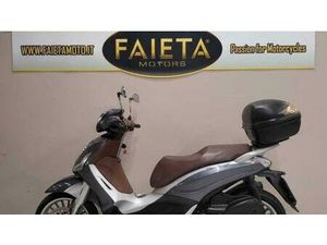 VENDO PIAGGIO BEVERLY 300 I.E. ABS-ASR (2016 - 20) USATA A ROMA (CODICE 9918562) - MOTO.IT