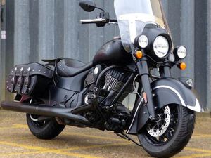 2017 INDIAN DARK HORSE – 1-LADY OWNER – 5,250 MILES – £4,000 GENUINE ACCESSORIES
