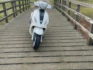 PIAGGIO NEW FLY 50CC 4T SNORSCOOTER – VEEL VERNIEUWD — SCOOTERS | PIAGGIO — MARKTPLAATS