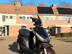 PIAGGIO ZIP 4T 50CC 2016 | NETTE STAAT | ONDERHOUDSBON — SCOOTERS | PIAGGIO — MARKTPLAATS