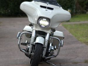 HARLEY DAVIDSON STREET GLIDE SPECIAL BLANCHE - ÉQUIPEMENTS FOURNI