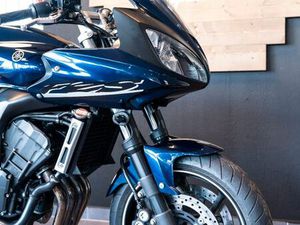TRES BELLE YAMAHA FZ6 S2