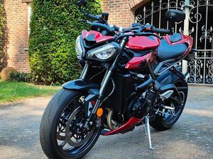 ② TRIUMPH STREET TRIPLE 765 RS