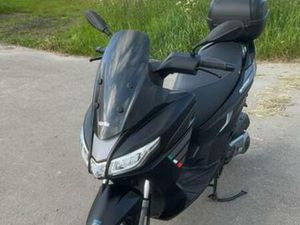 APRILIA SXR 50 2022 13.373 KM MET KOFFER EN BEENKLEED — SCOOTERS | APRILIA — MARKTPLAATS