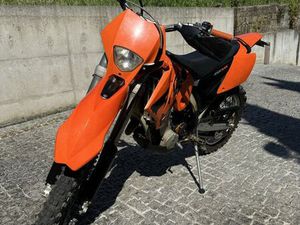 KTM EXC 450, ANO 2005 ESMERIZ E CABEÇUDOS