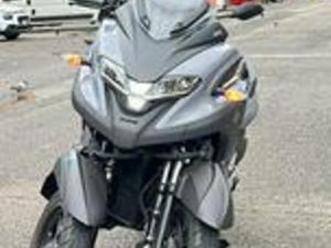 YAMAHA 300 TRICITY