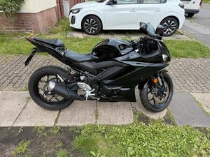YAMAHA R3 2023 - NEUWERTIG, 3000 KM, TIEFERGELEGT
