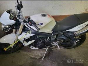 TRIUMPH STREET TRIPLE - 2011