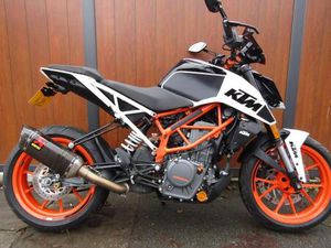 KTM 390 DUKE SUPERMOTO. ONLY 4560 MILES, AKRAPOVIC EXHAUST , EXTRAS .2018..