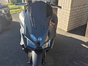 VEND SCOOTER JET X 125 AVEC DE CASQUES