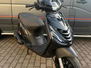 PIAGGIO ZIP BROM 2024| GLANS ZWART| FULL OPTION 45KM — SCOOTERS | PIAGGIO — MARKTPLAATS