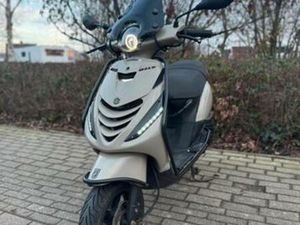 PIAGGIO ZIP 50CC 4T 3V - 2020 - VEEL OPTIES — SCOOTERS | VESPA — MARKTPLAATS