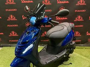 PIAGGIO ZIP 2019 BROM! SAN MARINO BLUE / RS ZADEL / GARANTIE — SCOOTERS | PIAGGIO — MARKTPLAATS