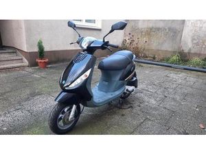 PIAGGIO ZIP 4TAKT 50 CCM MIT 25KM/45KM/H PAPIERE SEHR GUTER ROLLER