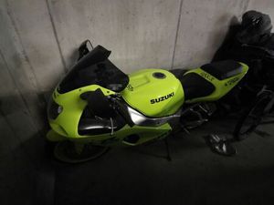 SUZUKI GSX-R 750 - MOTO SPORTIVA, PERFETTA PER L'ESTATE!