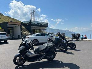 HONDA FORZA 300 MIT KEYLESS-TOP-CASE UND YSS-STOßDÄMPFERN