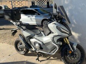 HONDA X-ADV 750 – FIN 2022 – 15 000 KM – DÉBRIDÉE – FULL OPTIONS. EXCELLENT ÉTAT, ENTRETIEN À JOUR, AUCUN FRAIS À PRÉVOIR
