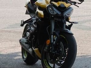 TRIUMPH STREET TRIPLE RS