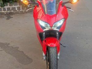 VFR 800 VTEC PREMIÈRE MAIN