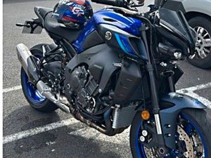 YAMAHA MT10 AKRAPOVIC