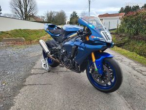 YAMAHA R1