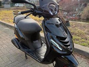 PIAGGIO ZIP BROM SP 80CC GLANS ZWART 45KM 2022 FULL OPTION — SCOOTERS | PIAGGIO — MARKTPLAATS