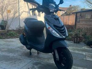 PIAGGIO ZIP (EERSTE EIGENAAR) 4TAKT 2024 MODEL — SCOOTERS | PIAGGIO — MARKTPLAATS