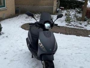PIAGGIO ZIP 2016 - ZO GOED ALS NIEUW! — SCOOTERS | PIAGGIO — MARKTPLAATS