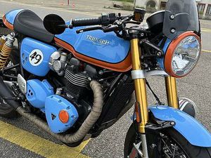 NEUWERTIG TRIUMPH TRUXTON 1200I ABS CANTON ZURICH -