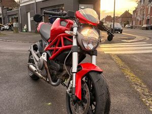 DUCATI MONSTER 696