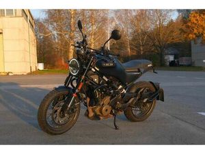 HUSQVARNA SVARTPILEN 401 MODEL 2023 / TOP GEPFLEGT, A2