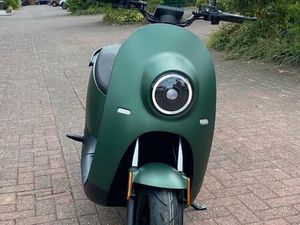 UNU SCOOTER ELEKTRO-ROLLER GRÜN, 50 KM/H - FAHRBEREIT