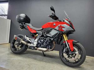 ② BMW F 900 XR SPORTIEVE ALLROUNDER MÉT AKRAPOVIČ